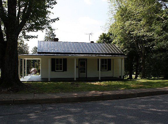 2nd image of 423 W Sycamore St