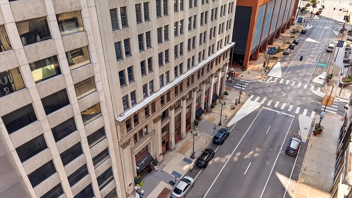 314 N Broadway Ave — Photo 2
