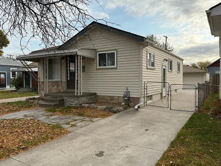 1303 Wilson Ave — Photo 2