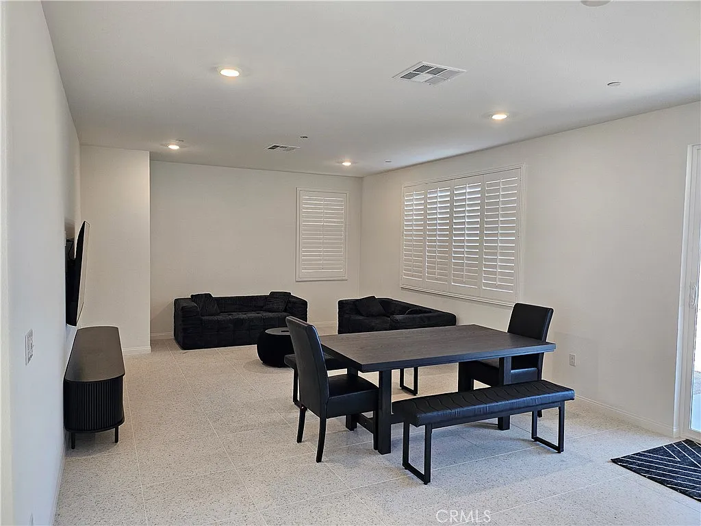 4 bed, 2594 sqft, $4,000 — Photo 2