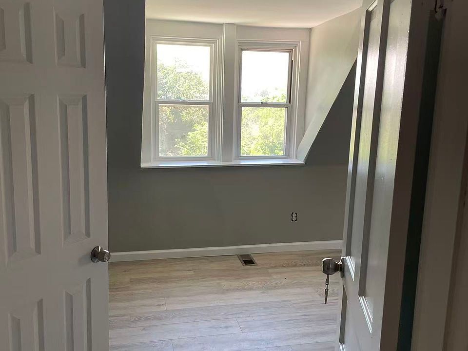1st image of 912 Adelaide St #302