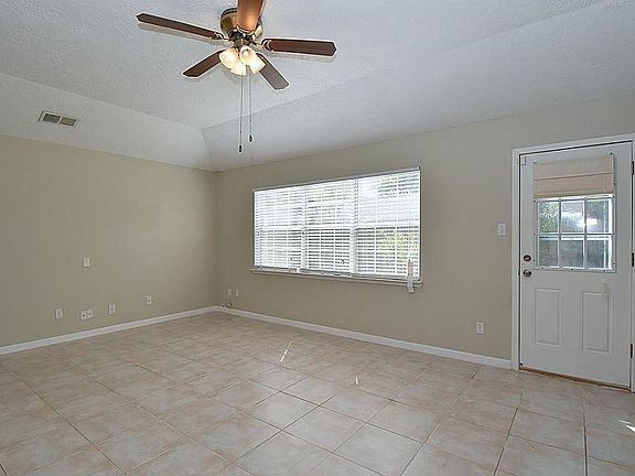 5th image of 2222 Cherry Bend Dr