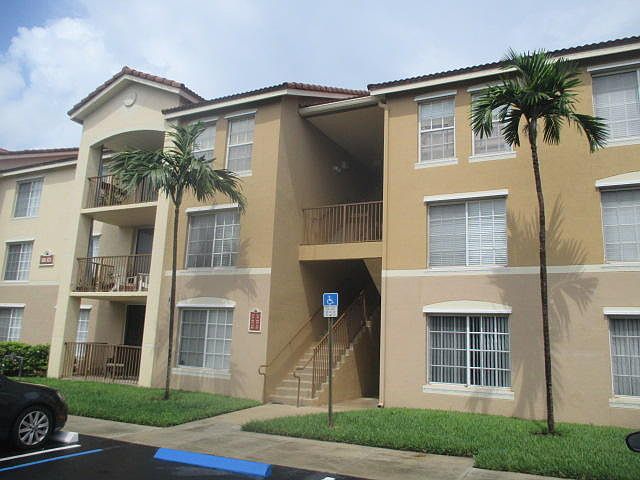 1st image of 824 Villa Cir