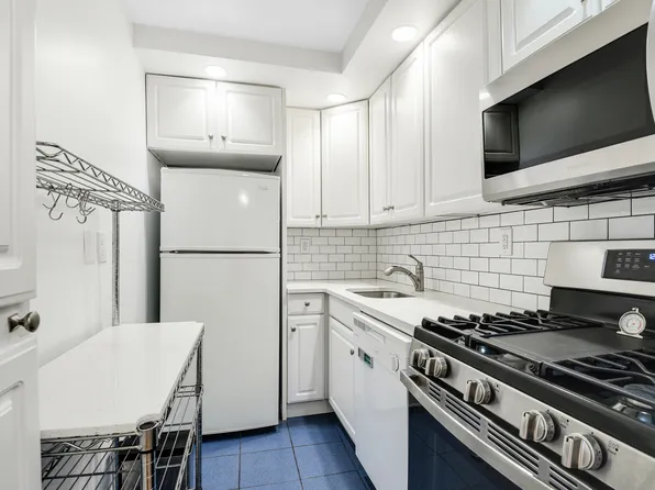 520 East 72nd Street image 8 of 12