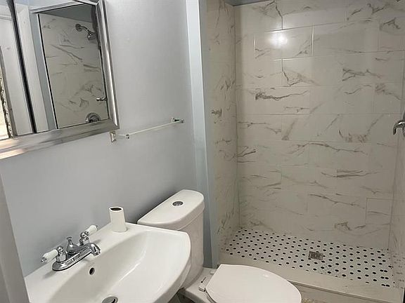 4th image of 157 SE Placita Ct