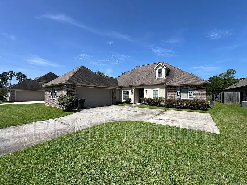 4 bed, 3.0 bath, 2208 sqft, $2,800 — Photo 1