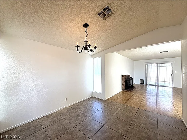2220 La Sombra St — Photo 7
