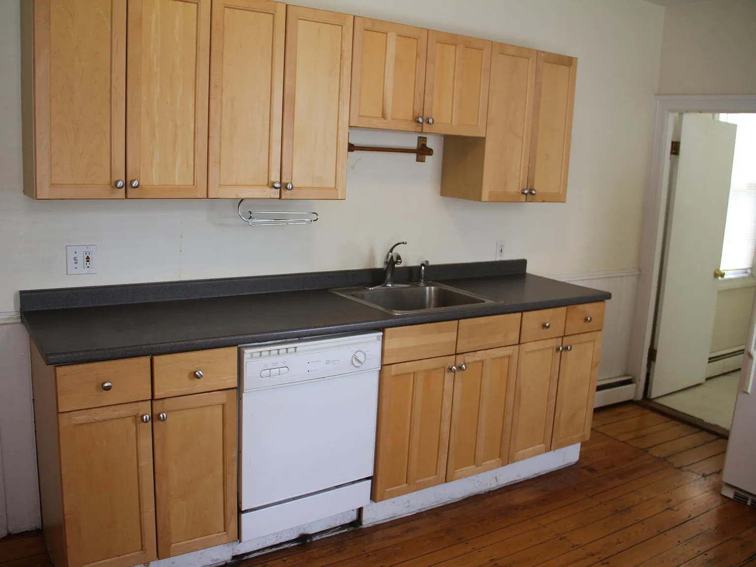 7 bed, 2800 sqft, $7,000 — Photo 2