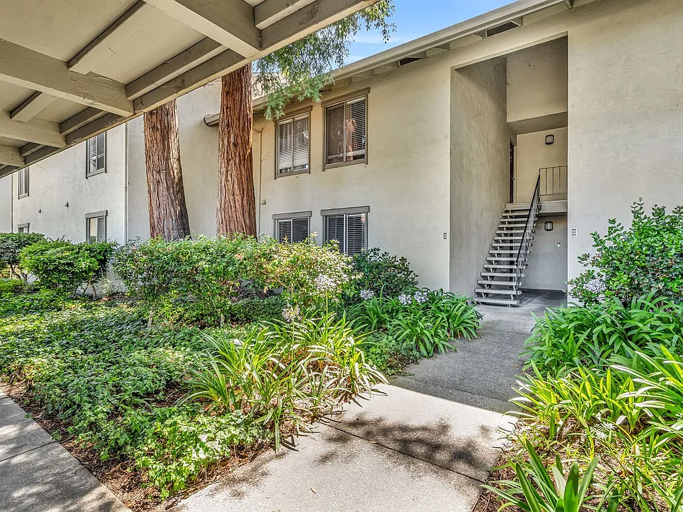 2562 Walnut Blvd #57