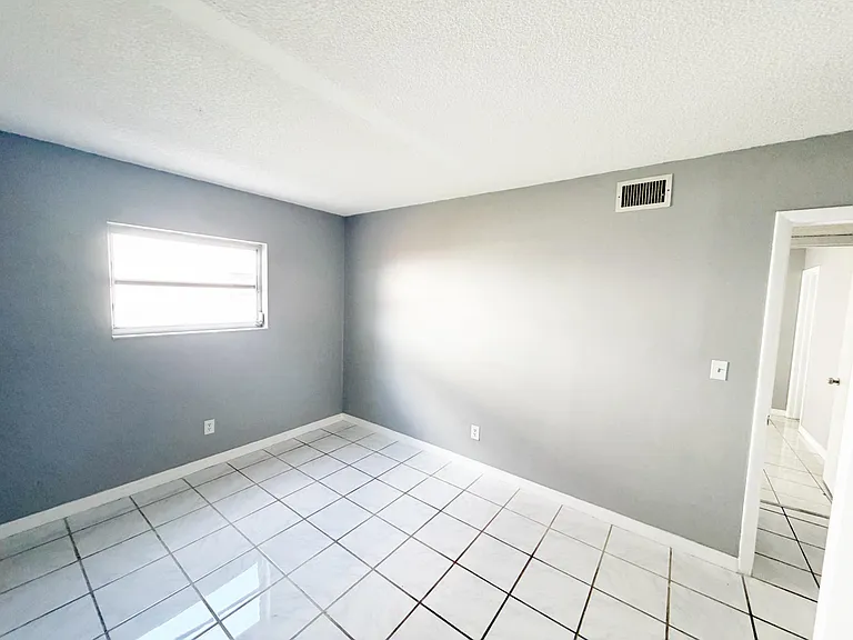 320 SW 1st St — Photo 13