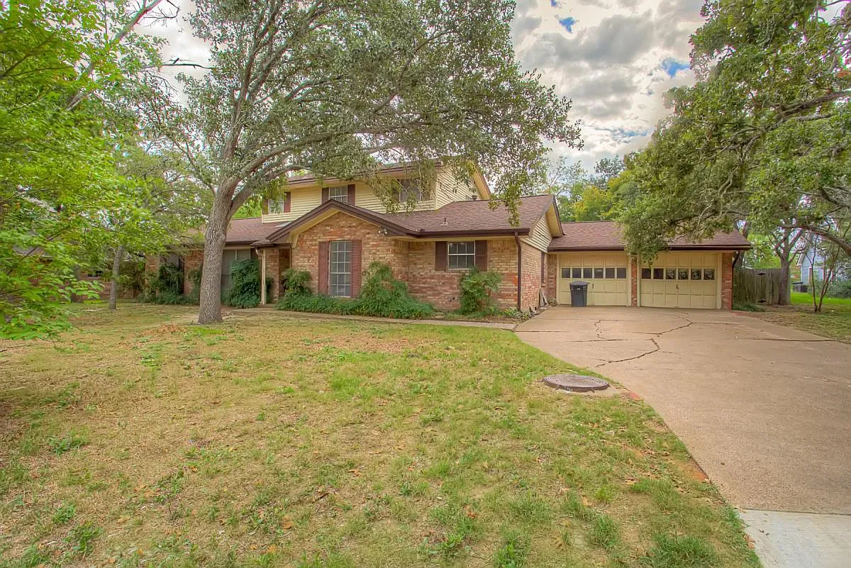 5 bed, 3.5 bath, 2600 sqft, $3,800 — Photo 1