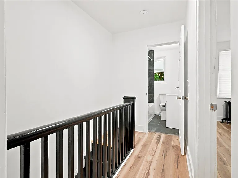 484 E Penn St — Photo 9