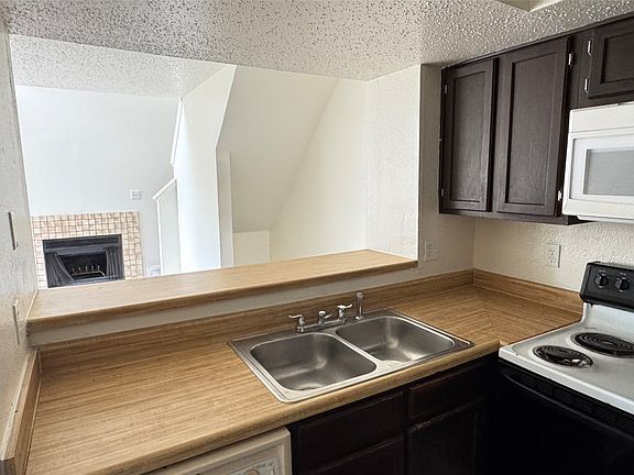 3rd image of 9833 Walnut St #201