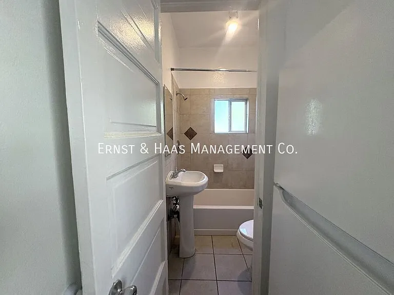 335 N Virginia Ct #D — Photo 23