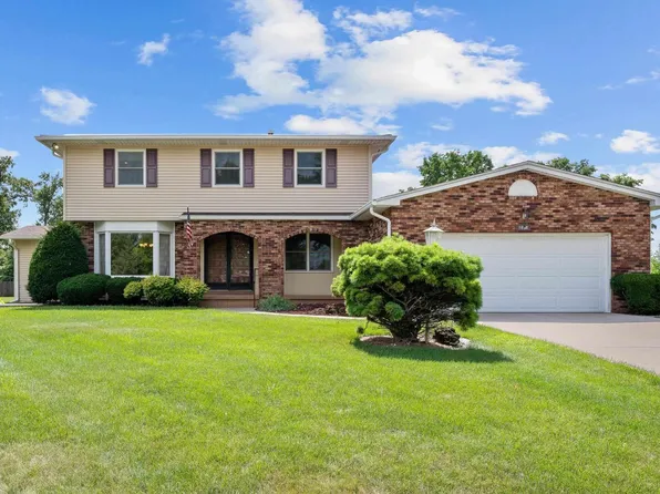 2303 Wynnewood Ct, Davenport, IA 52807