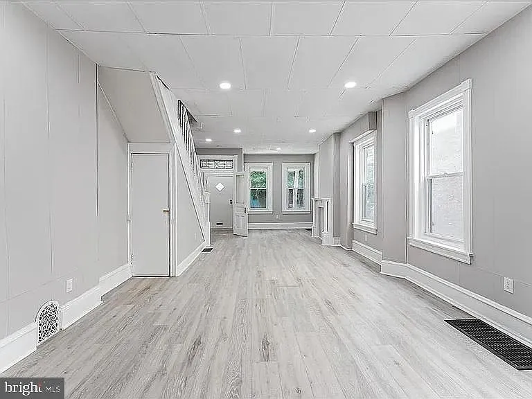 100 W Sharpnack St — Photo 3