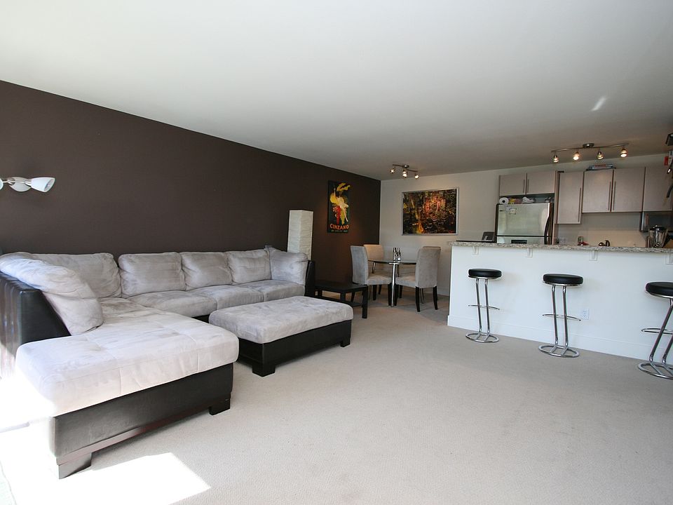 Living room - Furniture Included