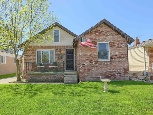 22736 Lake Dr, Saint Clair Shores, MI 48082