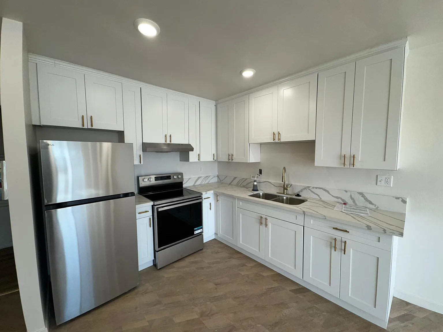 927 S Westmoreland Ave — Photo 2