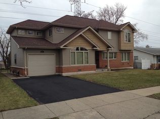 321 Walnut Ln, Elk Grove Village, IL 60007