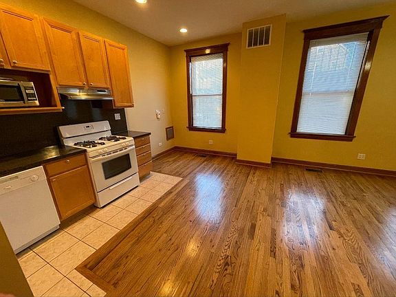 3rd image of 1357 N Ashland Ave #1