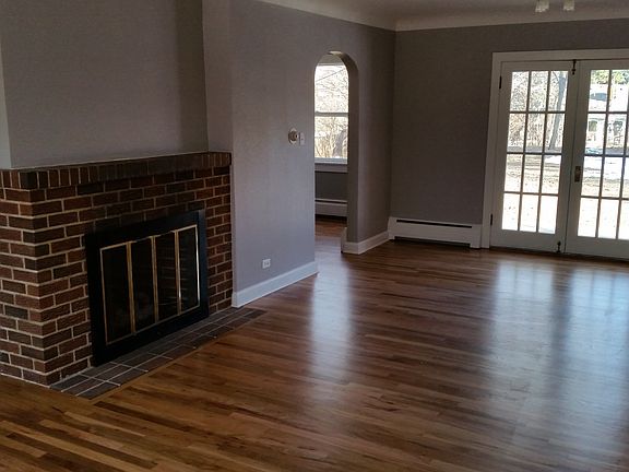 Living rm w/fireplace