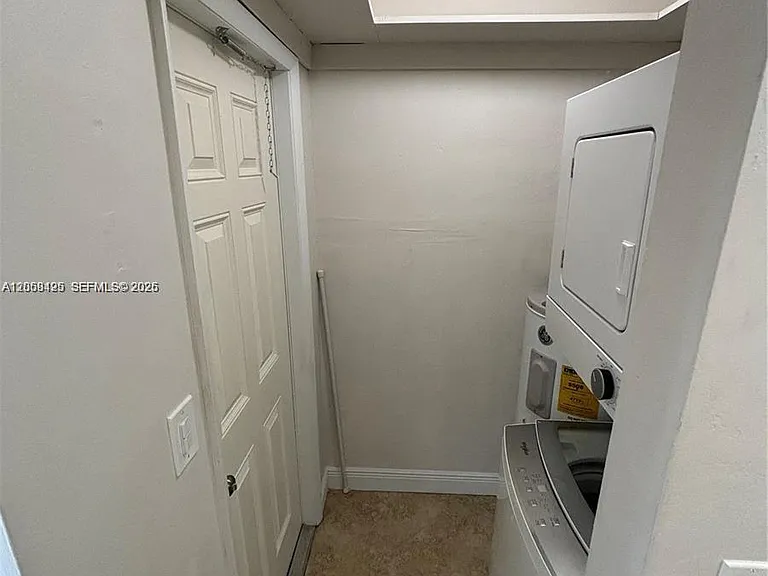 1061 NE 34th St #3 — Photo 9