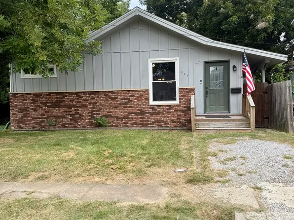 205 W 6th St, Benton, IL 62812