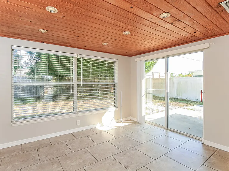 10426 Syringa Ct — Photo 9