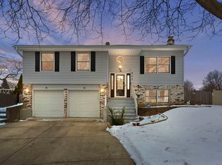 933 Columbia Ct, Carol Stream, IL 60188