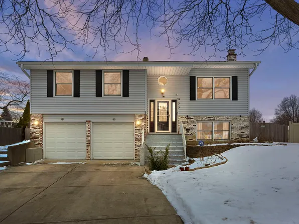 933 Columbia Ct, Carol Stream, IL 60188