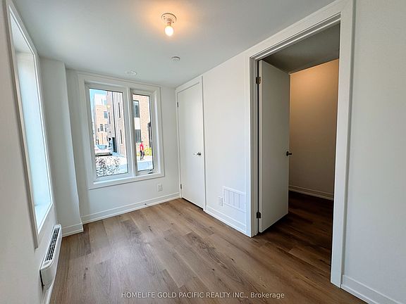 3rd image of 5 Spruce Pines Cres