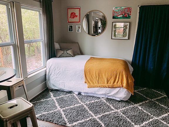 Twin bed & eating nook 