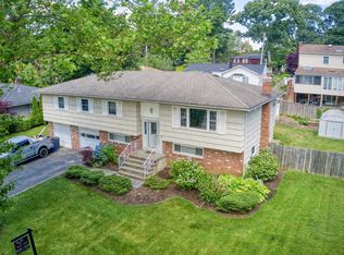 20 Chanticleer Ct, Huntington, NY 11743