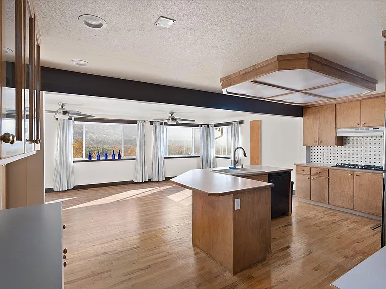 209 S 1100 E — Photo 10