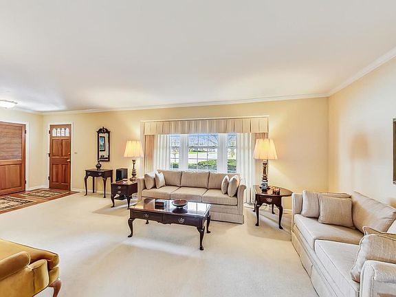 4th image of 946 N Hedgewood Dr