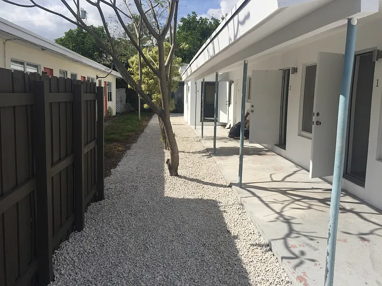 635 NE 8th Ave #4 — Photo 12