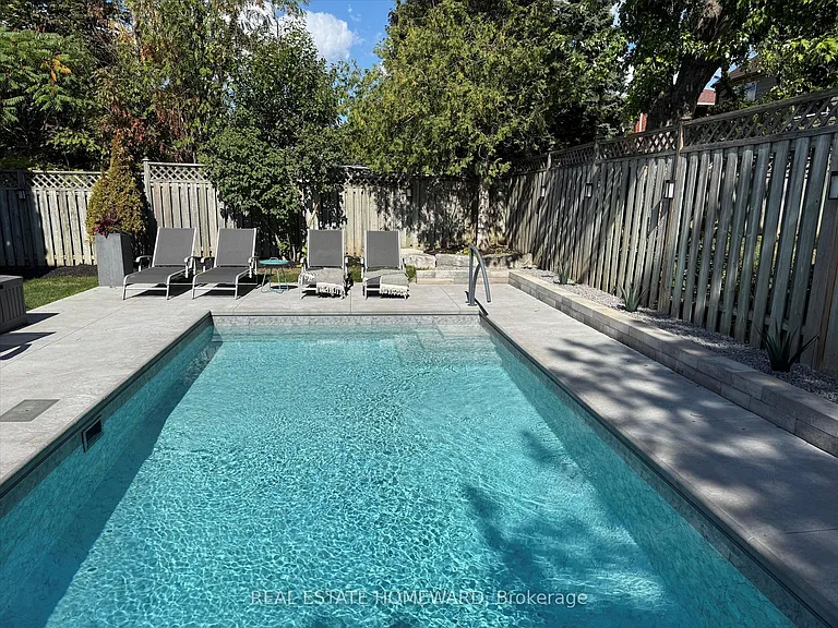 1530 Scollard Cres — Photo 26