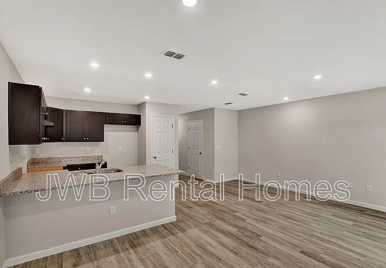 606 Herman St — Photo 3