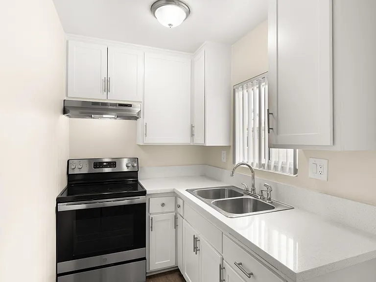 Melrose Place Apartments — Photo 47