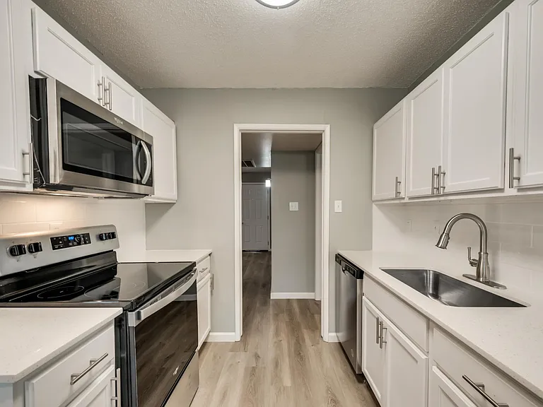 2402 Scotswood Dr — Photo 13