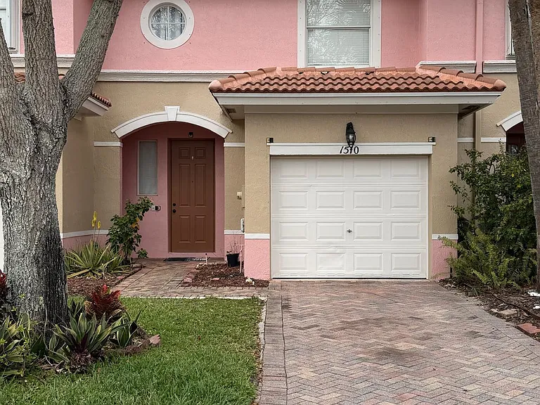 1510 Seminole Palms Dr — Photo 1