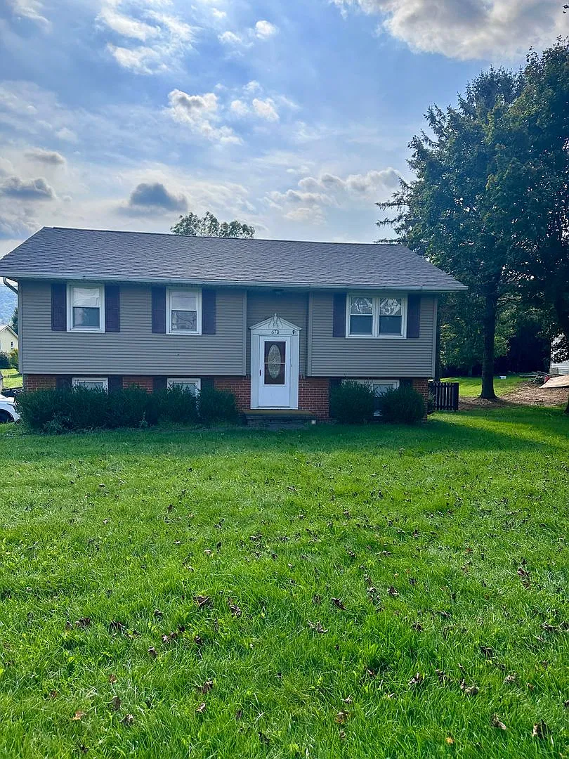 Spacious Bellefonte home available now! — Photo 1