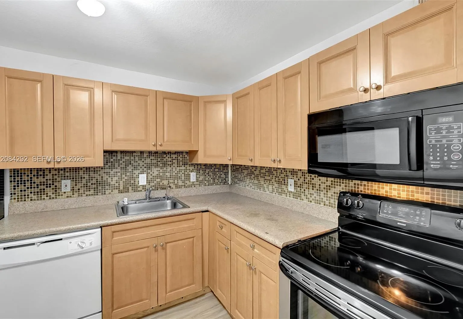 Doral Gardens Ii Condo — Photo 3