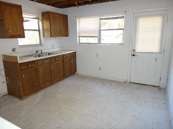 5th image of 302 Elaine Ave