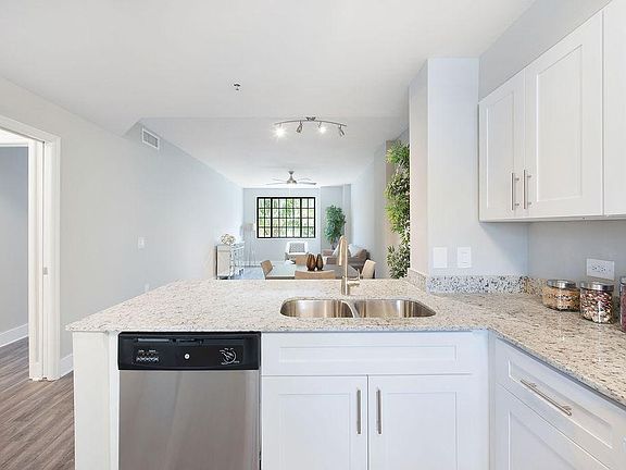 5th image of 701 S Rosemary Ave