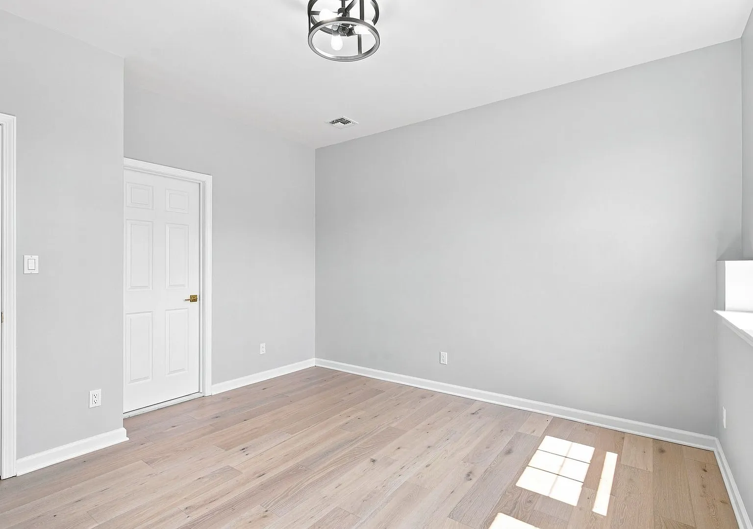 3 bedrooms, 3 bathrooms Townhouse For Rent — Photo 3