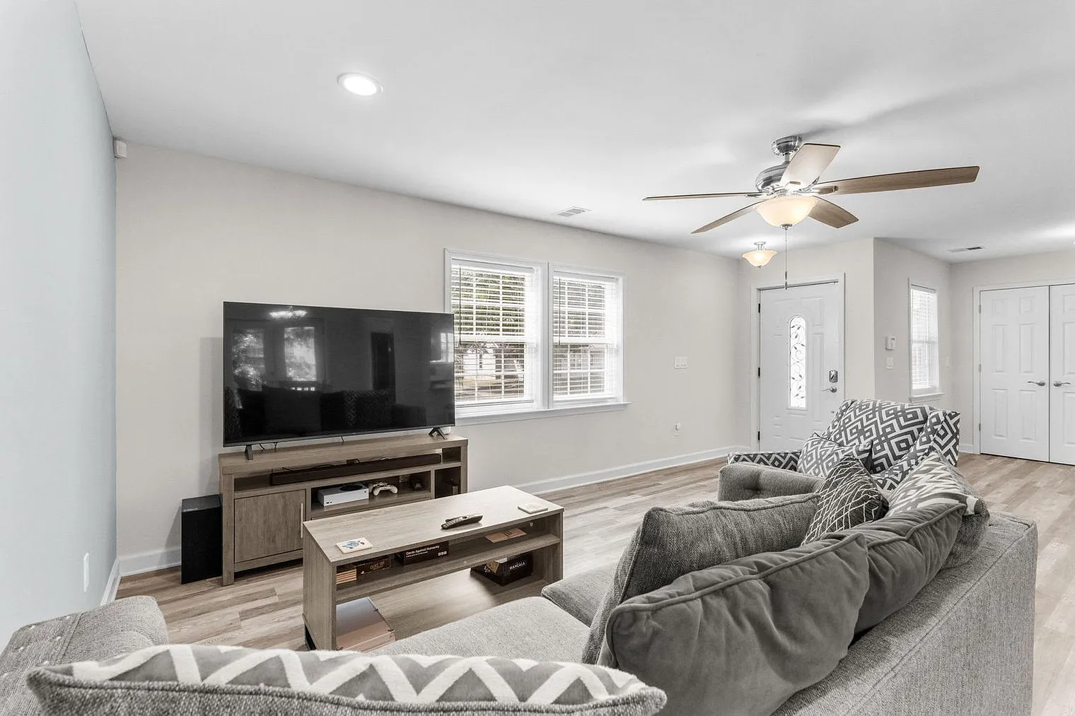 3 bed, 2.0 bath, 1345 sqft, $4,380 — Photo 2