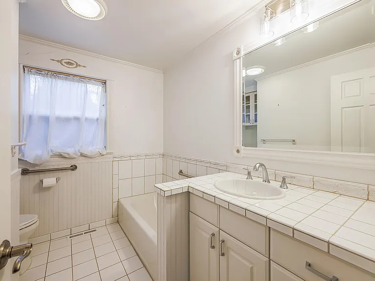 10648 NE 47th Pl — Photo 24