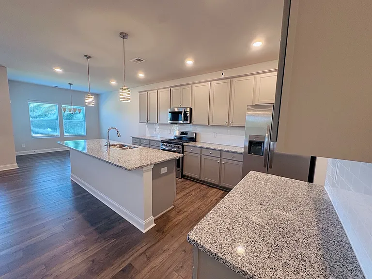 1038 Mapletree Ln — Photo 5